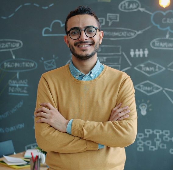 A person viewing a prioritized email inbox managed by KiWacht AI